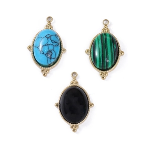Vue macro détaillée de pendentifs ovales en pierre naturelle en turquoise, malachite et onyx