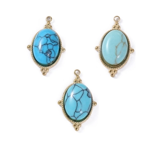 Détails de trois pendentifs ovales en turquoise avec cadres métalliques dorés pour bijoux