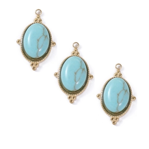 Vue détaillée de trois pendentifs turquoise ovales dorés avec bordure à perles