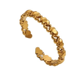 Bague ouverte minimaliste en titane doré avec motifs de cœurs pleins et évidés élégants