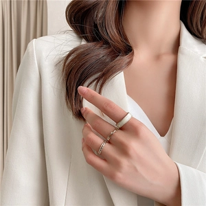 Set di tre anelli regolabili in argento con catena cubana e fasce lucide in stile minimal