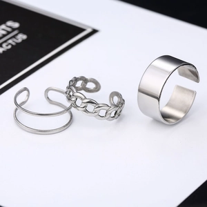 Set di tre anelli regolabili argentati con design minimalista, a catena e a fascia larga