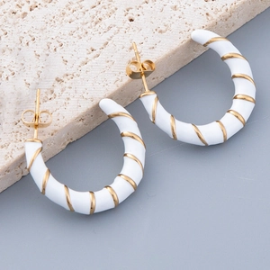 Boucles d'oreilles créoles C en émail blanc avec motif spirale doré et fermoir papillon