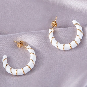 Élégantes boucles d'oreilles créoles C en émail blanc avec détails dorés rayés
