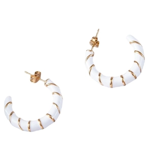 Boucles d'oreilles créoles C en émail blanc avec rayures dorées en spirale sur fond blanc