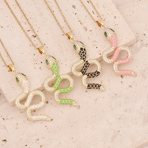 Collier serpent pavé de cristaux en quatre couleurs d'émail avec chaîne en or chic