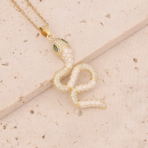 Collier serpent doré avec incrustation d'émail blanc et cristaux de zircon brillants