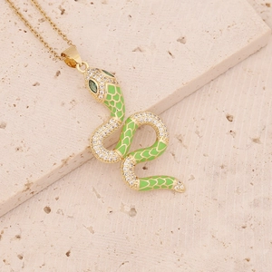 Collier serpent doré avec écailles en émail vert et zircons brillants sur support en pierre