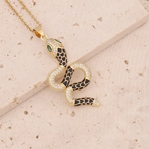 Détail du collier serpent doré avec pavé de diamants et écailles en émail noir