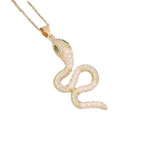 Collier serpent doré avec écailles en émail blanc et yeux en pierres précieuses vertes