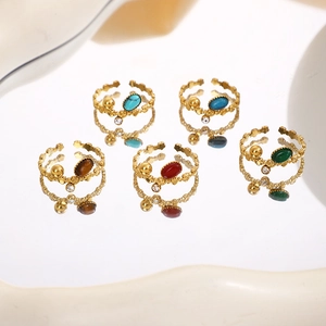 Ensemble de cinq bagues dorées ajustables vintage avec pierres naturelles et strass brillants