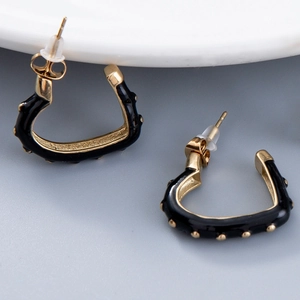 Boucles d'oreilles cœur noir élégantes avec clous dorés et fini émaillé minimaliste