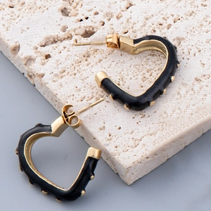 Boucles d'oreilles créoles cœur dorées avec émail noir et détails perlés élégants