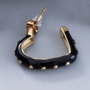 Boucles d'oreilles créoles J dorées avec émail noir et fermoir papillon élégant