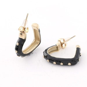Détails de boucles d'oreilles créoles en émail noir avec clous dorés et fermoirs en silicone