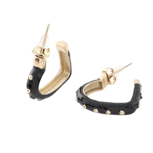 Boucles d'oreilles créoles C dorées avec émail noir et détails cloutés pour un look chic