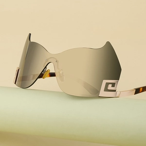 Goldene Oversize-Visier-Sonnenbrille mit gewellten Gläsern und Mäander-Dekor