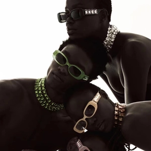 Lunettes de soleil à strass et colliers en cristal sur fond blanc haute couture