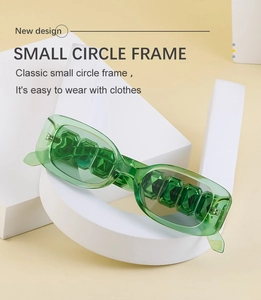 Détail macro de montures vert émeraude avec branches à facettes géométriques sur des lunettes