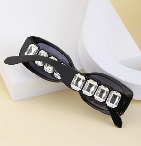 Vue détaillée des lunettes de soleil carrées noires avec strass rectangulaires luxe