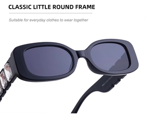 Détail de lunettes de soleil carrées noires avec branches ornées de strass et verres gris