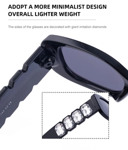 Détail de lunettes de soleil carrées noires avec branches ondulées et grands strass
