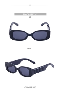 Vue détaillée de face et de côté à 45 degrés des lunettes de soleil carrées noires avec texture