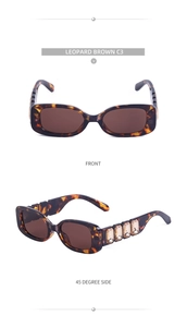 Détails des lunettes de soleil léopard avec branches ornées de cristaux et verres bruns