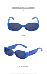 Vue détaillée de lunettes de soleil carrées à monture bleue et décor de cristal saphir