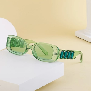 Lunettes de soleil carrées vert transparent avec cristaux émeraude sur les branches