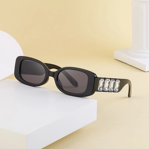 Lunettes de soleil rectangulaires noires tendance avec branches ornées de cristaux brillants