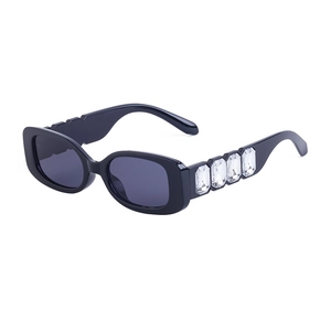 Lunettes de soleil vintage à petit cadre carré avec strass en cristal sur les branches