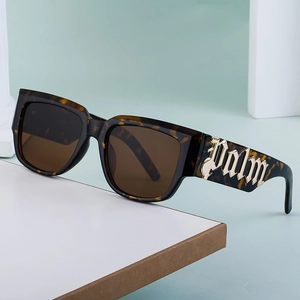 Lunettes de soleil œil de chat écaillées avec branches larges et détails dorés en métal