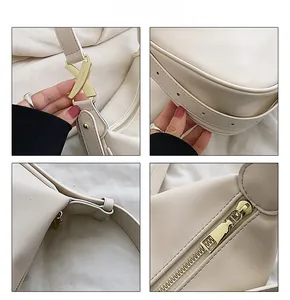 Détails du sac à bandoulière crème avec boucle dorée en X et finitions de couture de haute qualité