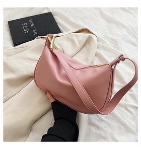 Détail du sac hobo rose avec boucle métallique en X dorée et bandoulière large