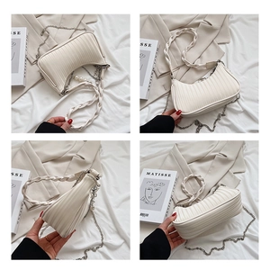Détails du sac croissant plissé blanc cassé avec breloque perle et chaîne argentée