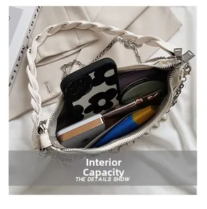 Capacité interne du sac plissé crème avec détails en perles et chaîne argentée