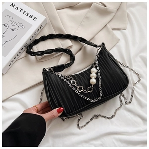 Détail du sac baguette noir plissé en cuir PU avec chaîne perlée et finitions argent