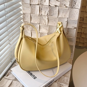 Sac Hobo En Cuir PU Femmes Demi-Lune Sous L'Aisselle Sac À Épaule Décor Métal X Or Sac À Main Rétro Minimaliste Élégant