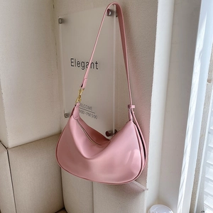 Sac à épaule hobo minimaliste en cuir rose clair avec élégants détails dorés