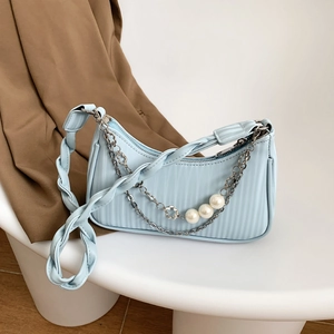 Sac sous le bras plissé bleu clair avec chaîne de perles et poignée tressée