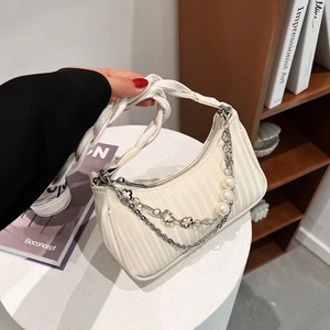 Sac sous le bras crème à texture ondulée avec poignée torsadée et chaîne de perles
