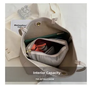 Vue de dessus d'un sac cabas spacieux avec ordinateur et pochette de rangement