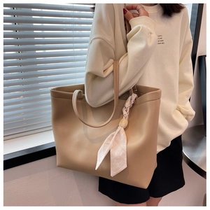 Détail du grand sac cabas avec foulard en soie décoratif et texture en similicuir souple