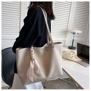 Détail d'un grand sac cabas blanc crème avec foulard en soie pour un style de bureau chic