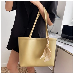 Détail du grand sac cabas jaune en similicuir avec foulard floral et fines bandoulières