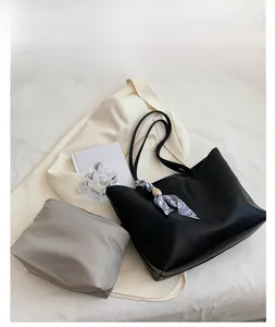 Détail du cabas noir avec foulard décoratif et pochette intérieure grise