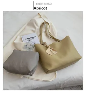 Détail du sac cabas en similicuir abricot avec pochette intérieure et foulard en soie