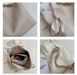 Détail du grand sac cabas beige avec texture en cuir PU, pochette interne et foulard décoratif