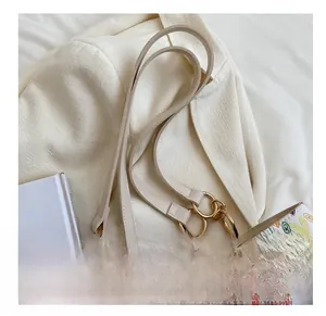 Détails du sac cabas à imprimé cœurs colorés avec breloque perle et métal doré